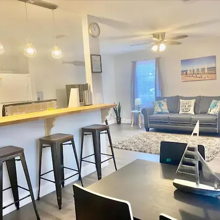 Near Venice Beach, Sleeps 6, Walk To River Villa